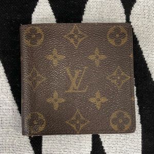 Louie Vuitton Classic Monogrammed Wallet